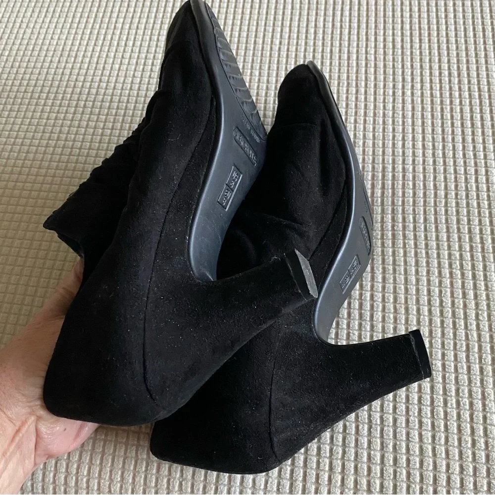 AEROSOLES Like New Suede Booties.